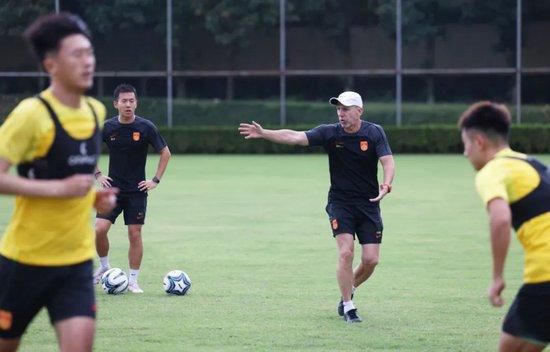 这部鸿篇巨制耗40万美元小由一个国际性的团队于道面成大部分为英语对白体现了米尔科夫在全化开松民族电发展道的学试把高水准的艺术精品推向世界市场，跨国界振俄罗斯电影昔日的辉煌。